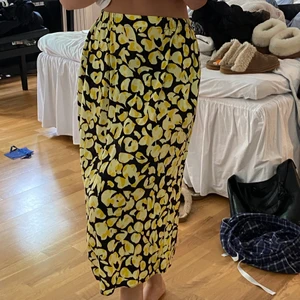 Kjol från & Other Stories - Superfin sommarkjol från & Other stories! Finns inga tecken på användning och väldigt skönt och luftigt material 🌻💛