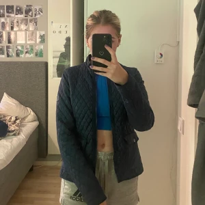 Jacka - Quiltad jacka från Marc o Polo. Sparsamt använd. Hittar ej storlek men är ganska säker på att den är en 34 motsvarande xs