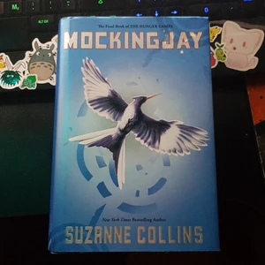 Mockingjay - Suzanne Collins - Relativt nyskick, köpt begangnad men jag har själv aldrig löst den. (Engelska) (inbunden) köparen står för frakt!