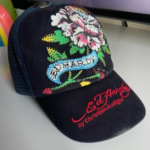 Ed Hardy keps - Säljer denna Ed Hardy keps som är köpt här på plick, på grund av att den inte längre kommer till användning, och förtjänar då ett bättre hem! <3 (priset inkluderar leverans)