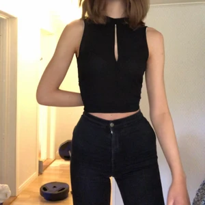 Fin ärmlös blus från Gina  - Fin svart blus i skönt och fint material🖤 