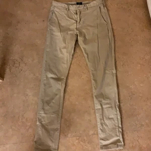 East West chinos - Säljer ett par knappt använda East west bowery chinos som blivit för små. Kan sänka priset vid köp av flera produkter samtidigt. Nypris 699kr