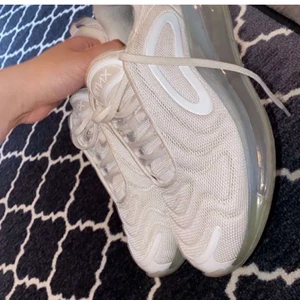 Nike air max 720 - Säljer dessa skor eftersom jag inte använder dom längre, använda några gånger men fortfarande i bra skick, köper står för frakten själv