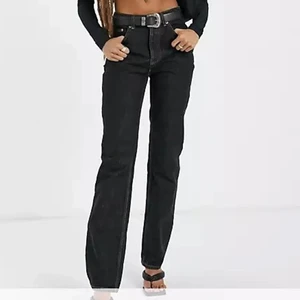 Svarttvättade jeans - Svarttvättade jeans från asos! Storlek 28/32, sitter bra på mig längdmässigt som är 166 cm lång (bilderna är från asos hemsida). De är inte använda speciellt mycket, så bra skick! 