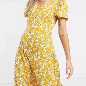 Gulblommig sommarklännning stl:38 - Gul sommarklänning med vita blommor från Influence. Är aldrig använd 🤗 Kan mötas upp i Hägersten eller skicka den mot tillägg av frakt 48 kr eller spårbar 66 kr 💞🙏🏼