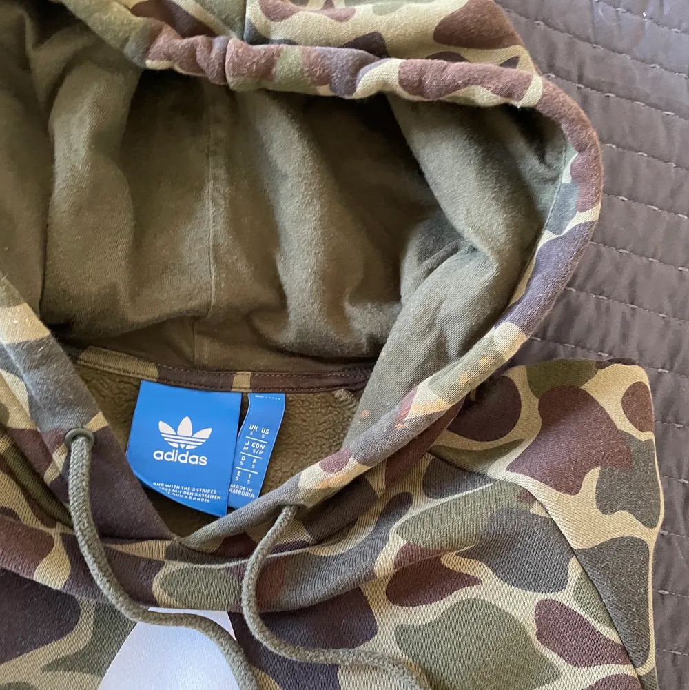 Snygg adidas hoodie i kamouflage mönster. Stl S, men passar XS också om man vill ha den lite mer oversized. I jättebra skick, men har lite fläckar på insidan av luvan, men inget som syns!. Hoodies.