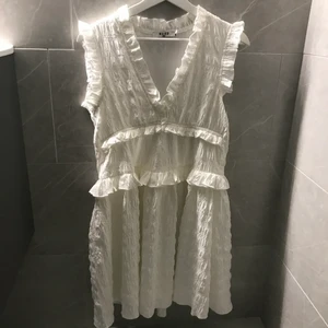 Vit volang klänning  - Sååå gullig klänning som tyvärr inte kommit till användning! 