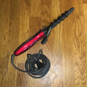 De perfekta lockarna! - Locktång i bra skick från OBH Nordica med fem olika inställningar, 100°-180°. Den har extra lång sladd och flera fina egenskaper som man ofta saknar hos billigare märken. Obs. det värmeskyddande handtaget sitter löst pga en spricka i plasten, se bild 2. Fraktas spårbart. Säljer pga flytt! 🛍🛍🛍