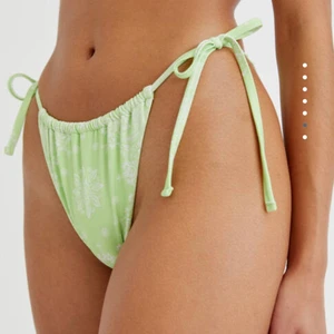 Grönt bikinisett från pull&bear - Säljer detta helt nya bikinisett från pull&bear! Är super snyggt men tyvärr har det inte kommit till användning. Lappar finns kvar🥰 Bikinitrosan: XS. Överdelen; L men skulle säga att det är mer som en S!😊