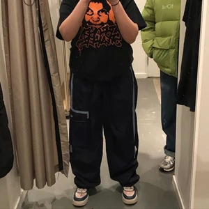 Baggy champion byxor - Tvärfeta champion byxor som sitter riktigt baggy köpta på beyond retro för 500 kr, snöre finns så att man kan justera storleken✨ möts i göteborg eller så tillkommer frakt med 66 kr