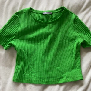 Zara tröja s - Söt topp från zara som jag glömt bort 🥺 den är fin men jag får ej användning för den, endast använd en gång! ❤️