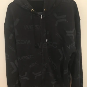 Wesc hoodie i storlek l  - Snygg hoodie i fint skick. Storlek L