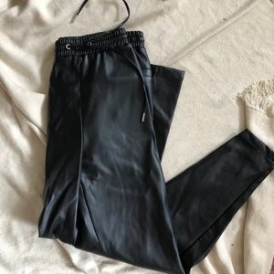 Läderimitation kostymbyxor  - Från NAKD. Jättesköna + snygg passform men lite för korta för mig. 