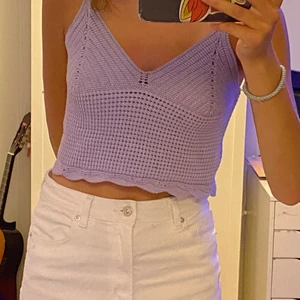 Lila stickat linne - Ett lila stickat linne som bara är använd ett fåtal gånger. Storlek S från bikbok!!