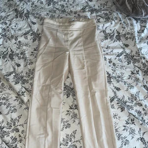 Mango strl 34 - Ljus beigea kostymbyxor, ingen dragkedja eller fickor. De sitter tajt och är väldigt mjuka i materialet. Super sköna och luftiga. Perfekta både för att klä upp&klä ner. Säljs då jag växt ur dem.