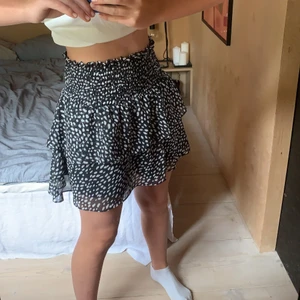 Volangkjol!! - Säljer denna trendiga volangkjol köpt på Chelsea. Använd nån enstaka gång men är helt i nyskick. Storlek S från märket ”retro&icone”, mudden är väldigt stretchig så passar allt från 32-38 skulle jag säga, går att ha både låg och högmidjad. Kontakta mig vid frågor!!🥰 skickar med frimärken (48kr) eller spårbar frakt (66kr) om så önskas. 