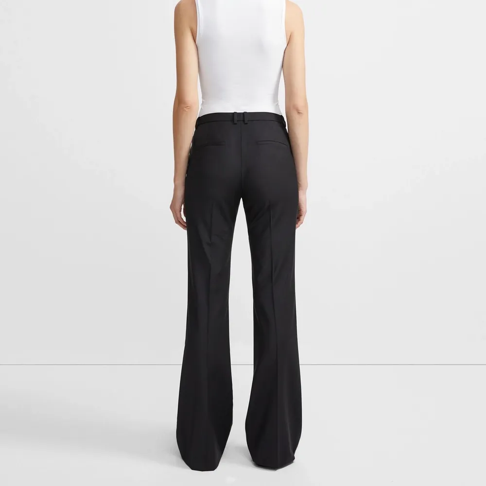 Svarta kostymbyxor från Theory. ”Demitria Pant in Good Wool”, nypris 3500kr. Sjukt snygga och lagom stretchiga. Strlk 6, motsvarande EUR 38. Jeans & Byxor.