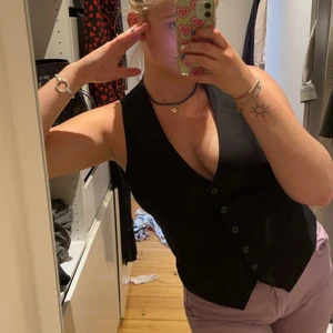 Trendig topp  - Super snygg topp köpt på Humana i Sthlm. Köpte för jag ville ha den oversized men tyckte inte denna var tillräckligt stor, så den är aldrig använd! Strl: 42  