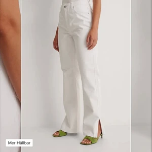 NA-KD jeans med slits strl 36 - Säljer ett par nyinköpta oanvända jeans från NA-KD, superfina men storleken passar tyvärr inte mig. Slits nertill och lappen sitter kvar på. Nypris:499 kr