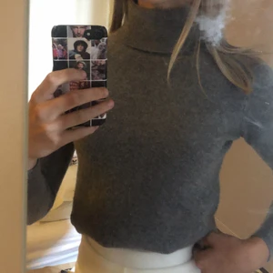 Mysig Tröja  - Säljer denna sjukt mysiga lite tjockare tröja pga av att jag själv tyvärr växt ifrån den. Använd någon enstaka gång, storleken är M men hade nog sagt att den passar dig med S eller XS