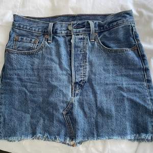 Jag säljer denna knappt använda vintage jeanskjol från Levis! Den är i storlek 26 (passar S). Säljer då den inte passar längre😓 Startbud: 120 eller köp direkt för 300 :) Skriv om ni är intresserade eller om ni vill ha mer info🥰 (Ni står för frakt) 