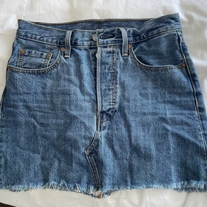 Levi’s jeanskjol  - Jag säljer denna knappt använda vintage jeanskjol från Levis! Den är i storlek 26 (passar S). Säljer då den inte passar längre😓 Startbud: 120 eller köp direkt för 300 :) Skriv om ni är intresserade eller om ni vill ha mer info🥰 (Ni står för frakt) 