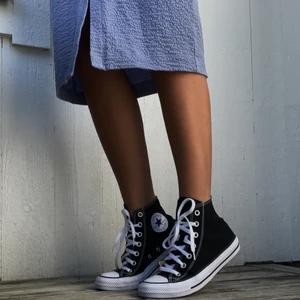 Converse - Säljer mina svarta converse i strl 38 då de är aningen för stora för mig. Står att modellen heter ”Chunky Taylor All Star Hi” men tror de är den mest ”populära” modellen 🥺 brukar välja mellan 37/38 så converse är antagligen lite större i sina storlekar. Knappt använda, har original boxen/lådan kvar till de. Bud från 600! Bara seriösa köpare! Tillkommer frakt.