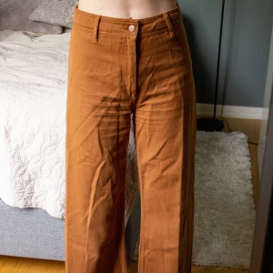 Utsvängda bruna jeans från H&M  - Jeans från H&M i storlek 38 i en utsvängd modell. Säljer då de är lite stora i midjan på mig. Jag är 175cm och de går ner till golvet 🌷