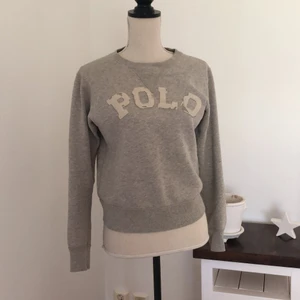 Jättefin Polo Ralph Lauren tröja - Nästan helt oanvänd och därför jättefin tröja från Polo Ralp Lauren i storlek S. Kan postas men då får du stå för frakten, eller så kan jag mötas upp i Malmötrakterna. 