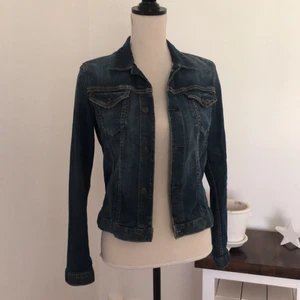 Jättefin jeansjacka - Väldigt fin jeansjacka i toppenskick! Jackan är i storlek S och är ifrån Crocker, och i lite mörk tvätt. Kan postas men då får du stå för frakten, eller så kan jag mötas upp i Malmötrakterna. 