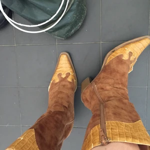 Cowboy boots  - Ett par riktigt unika och läckra cowboy boots. Dessvärre är det väldigt slitna, underskon (bild3) vilket man inte märker alls när man går, och bild 2!! Det går helt att gå i men super slitna :(( därav priset! Jag hittar ingen storlek på de men skulle säga 39, jag har 39 och det sitter perfekt på mig.