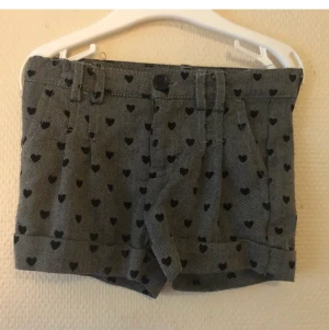 Shorts sommar barn 86/92 fint skick - • Söta shorts i storlek 86/92. Fint skick. Finns i Hosjö 