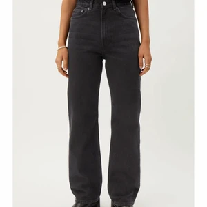 Jeans från weekday! - Såå fina mörkgråa/svarta jeans från Weekday i storlek 24/32. Säljer eftersom de är för små för mig och därför inte kommer till användning. Köparen står för frakten. Nypris: 500kr💕💕