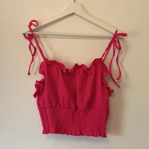 Rosa Linne Från HM - Rosa/ceriset linne ifrån HM som aldrig kommit till användning (lappen sitter kvar). Man kan knyta om axelbanden till önskad längd💕