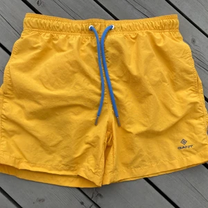 Gant badshorts - Gula badshorts från Gant. Använda 2ggr. Storlek S