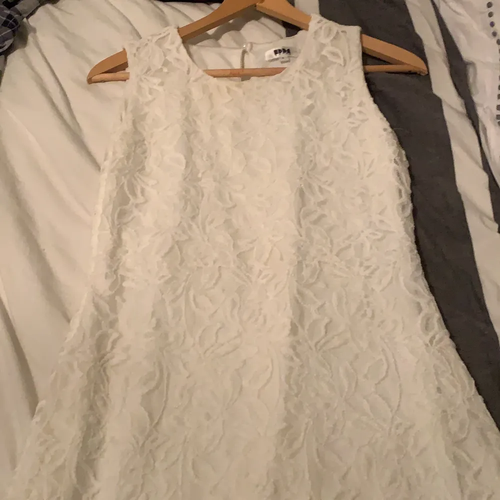 En jättefin vit klänning i storlek L från DM (Dennis maglic). Använd någon/några gånger men är i fint skick. Köparen står för frakten. . Klänningar.