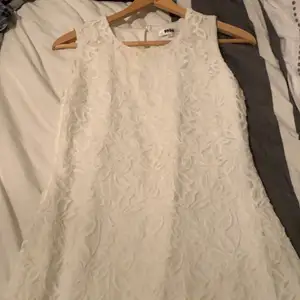 En jättefin vit klänning i storlek L från DM (Dennis maglic). Använd någon/några gånger men är i fint skick. Köparen står för frakten. 