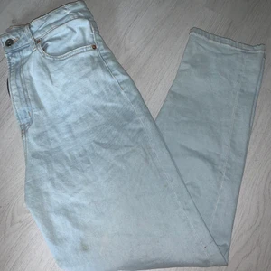 Blåa jeans - Ett par fina blåa jeans som passar jätte bra i sommar! Det är storlek 38 men är väldigt stretchiga. Köparen står för frakt