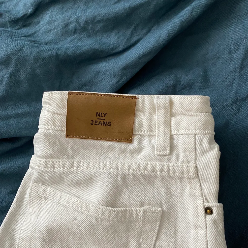 Vita ”ish momjeans” från Nelly, lite mer lågmidjade än vanliga momjeans . Jeans & Byxor.