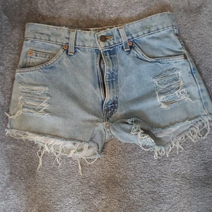Levis  shorts - Levi's shorts i storlek 30, men betydligt mindre. Skulle säga att det är mer likt en storlek 26. 