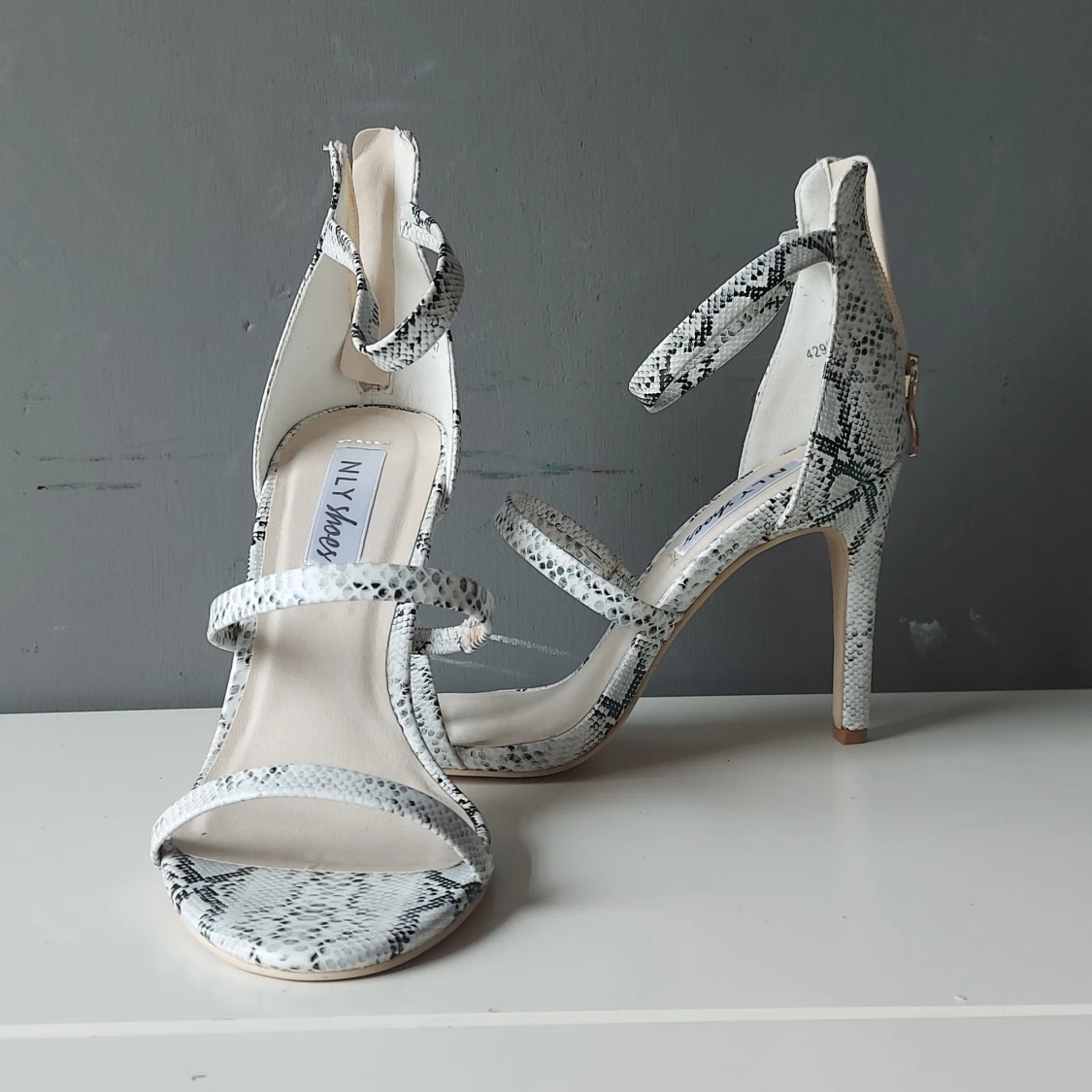 Helt nya st 37 endast testade by nelly