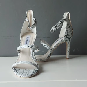 Helt nya st 37 endast testade by nelly - Bekväma,sexiga sommar skor att förföra stan med. Väldigt eleganta.