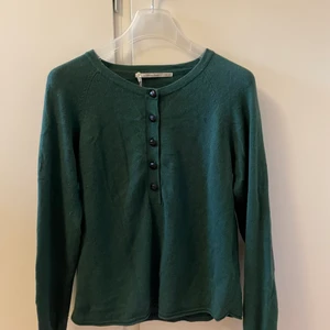 Tröja M - Säljer denna fina tröjan köpt på Sellpy då jag inte tyckte den passade så bra på mig. Den är i storlek M men passar nog mer som en S. Skönt och mysigt material perfekt för hösten och vintern! Skriv gärna om du är intresserad💕