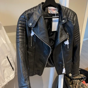 Skinnjacka Chiquelle - Skitsnygg biker jacket från chiquelle. Helt oanvänd då den är rätt liten i storlek. Det är strl 40 men skulle säga mer 36/38