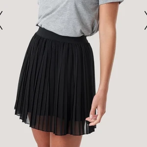 Svart plisserad kjol - Säljer min svarta plisserade kjol från nakd! Den är i fint skick, bilden är lånad från nakd! Jag säljer den då den inte kommer till användning längre! Den är i storlek xs men passar mig som är 36:)