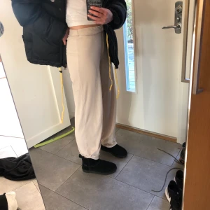Beiga byxor  - Ett par beiga ribbade byxor, långa på mig som är 173, de är resår i midjan och man kan ha både låg och högmidjat. De är så sköna och är verkligen perfekta. 🤩 passar xs, s och m. Men mest s. Men det beror på hur man vill att de ska sitta. Finns en fläck, se bild 3😊