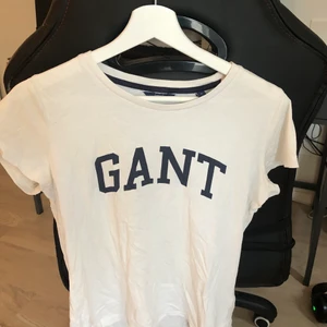 t-shirt  - Jag säljer denna gant t-shirt då den inte kommer till användning längre 💕