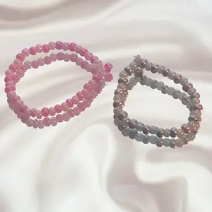 Två jättefina handgjorda ringar av små pärlor och elastisk tråd 🥰 En rosa/vit  och en ljusblå/silvrig. Om ni vill ha andra färger eller veta de exakta måtten kan ni höra av er 💕 19 kr styck eller 29 kr för båda🤩