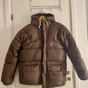 Fjällräven jacka - Supervarm och fin dunjacka från fjällräven i fin brun färg. Passar perfekt till kalla vinterdagar! Storlek XS men passar garanterat S-M, möjligtvis L också. Möts helst upp runt Leksand, Dalarna. Frakt är möjligt men blir väldigt dyrt!❤️ pris kan diskuteras!