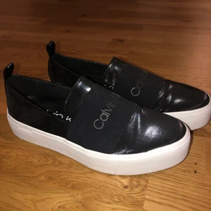 CALVIN KLEIN SKIN SKOR STRL 38 NYSKICK - Super snygga Calvin Klein skor! Strl 38. Knappt använt då jag köpte ett annat par som jag föredrog att använda. köpta på zalando! Använt 1 gång! Nypriset var 1200. 